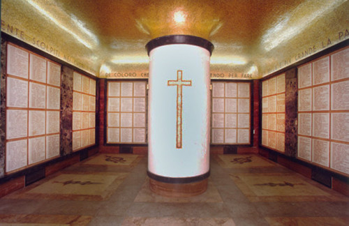 Alabastrowa kolumna w podziemiach mauzoleum, zdj. Wikipedia