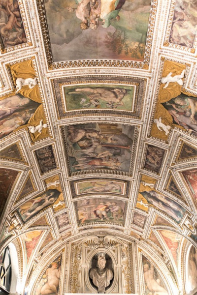 Palazzo di Firenze, the so-called Loggia del Primaticcio, decorations Prospero Fontana