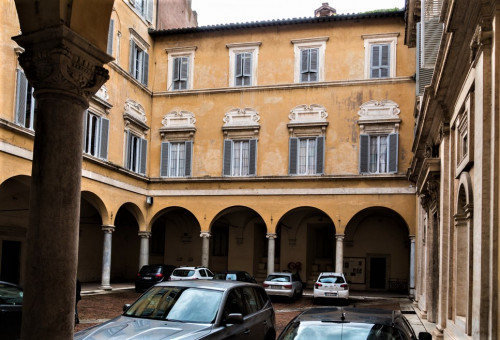 Palazzo Firenze, dziedziniec