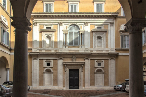 Palazzo Firenze, dziedziniec - fasada tzw. Loggii Primaticcia