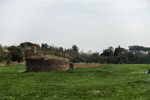 Hipodrom (pozostałość spiny i głównej bramy - w tle), kompleks willi Maksencjusza, via Appia