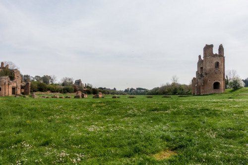Hipodrom (pozostałości dwóch wież flankujących niezachowane arkady) w kompleksie willi Maksencjusza przy via Appia