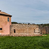 Pozostałości mauzoleum Romulusa z dobudowanym budynkiem w czasach nowożytnych