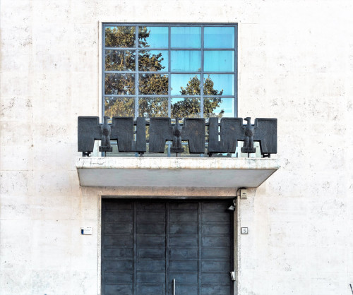 Dom Młodzieży Faszystowskiej, balkon nad wejściem głównym, Luigi Moretti, Largo Ascianghi 5