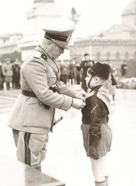 Mussolini dekoruje chłopca z szeregów faszystowskich, zdj. Wikipedia