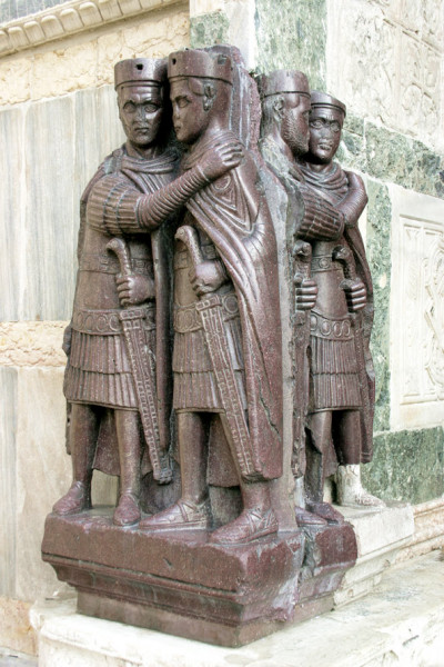 Tetrarchowie (Dioklecjan i Maksymian oraz Galeriusz i Konstancjusz, fasada bazyliki św. Marka, Wenecja, zdj. Wikipedia