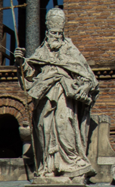 Statue of Pope Sylvester (Lorenzo Ottoni) in the facade of the Church of San Silvestro in Capite