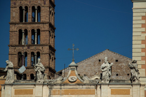 Zwieńczenie fasady  kościoła San Silvestro in Capite, od lewej - św. Franciszek, św. Sylwester, św. Stefan, św. Klara