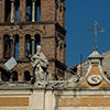 Zwieńczenie fasady  kościoła San Silvestro in Capite, od lewej - św. Franciszek, św. Sylwester, św. Stefan, św. Klara