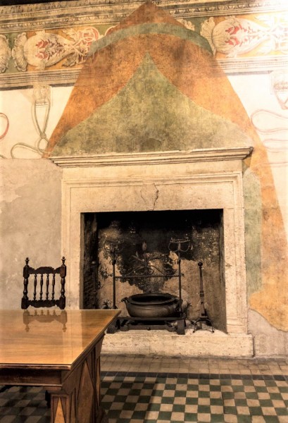 Casina del Cardinal Bessarione (holiday home of Cardinal Bessarion) - fireplace in the main room
