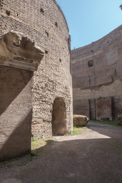 Mauzoleum Cesarza Augusta, cylinder wewnętrzny budowli - centralna część Placu Cesarza Augusta (Piazza Augusto Imperatore)