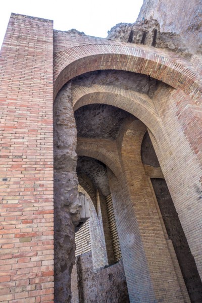 Mauzoleum Cesarza Augusta, pozostałości po wejściu głównym do budowli - Piazza Augusto Imperatore