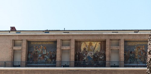 Piazza Augusto Imperatore - fryz na budynku Papieskiego Chorwackiego Kolegium św. Hieronima