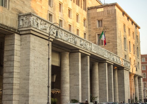 Piazza Augusto Imperatore - pierzeja wschodnia placu, kolumnada i fryz głównego wejścia