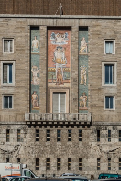 Piazza Augusto Imperatore - południowa pierzeja placu, mozaiki Ferruccio Ferrazziego - Legenda o powstaniu Rzymu