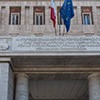 Piazza Augusto Imperatore - pierzeja wschodnia placu, fryz głównego wejścia
