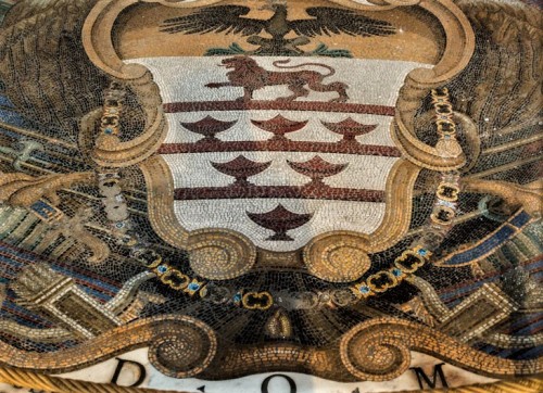 Herb rodu Odescalchi - mozaika przed kaplicą św. Antoniego z Padwy, bazylika Santi XII Apostoli