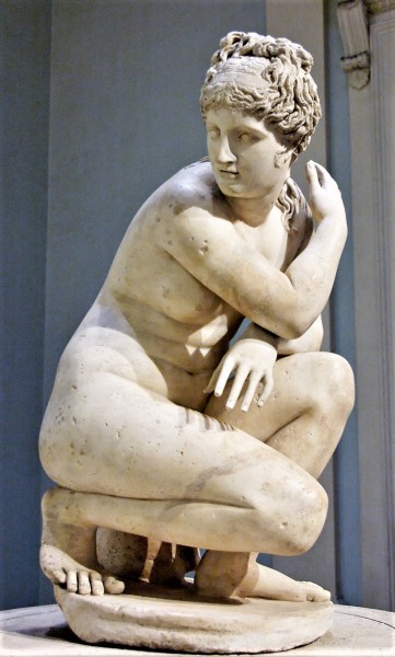 Crouching Aphrodite, the so-called Lely's Vernus, a Roman copy of a Greek sculpture by Dooidales, British Museum, London, pic. Wikipedia