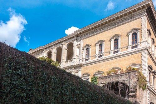Palazzo Farnese (za murem), widok od strony via del Mascherone