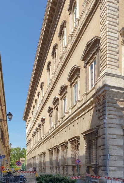 Via del Mascherone, Palazzo Farnese on the right