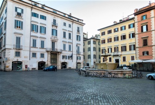 Piazza Farnese, fontanna, w tle pałac Fusconi Pighini Del Gallo