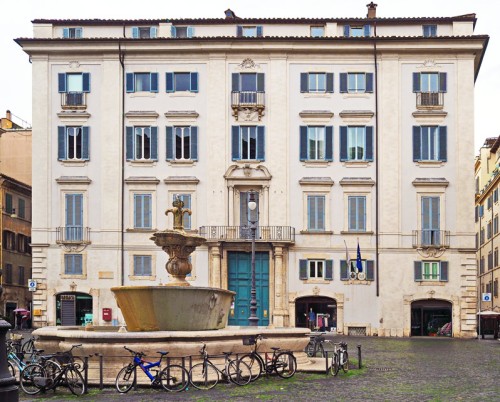 Piazza Farnese, fontanna, w tle Palazzo Fusconi Pighini Del Gallo