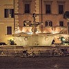 Piazza Farnese, fontanna, w tle fasada Palazzo Fusconi Pighini Del Gallo (po lewej)