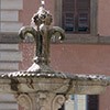 Jedna z dwóch fontann na Piazza Farnese, fragment, po lewej fasada pałacu Palazzo del Gallo di Roccagiovine