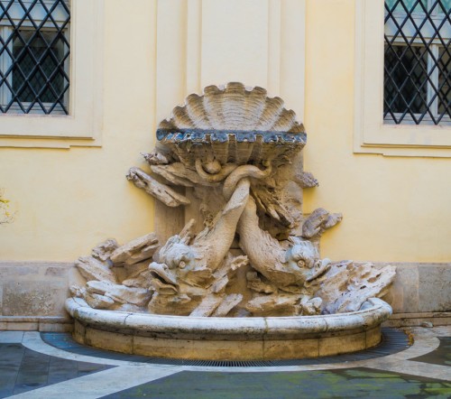 Fontanna na dziedzińcu budynku Papieskiego Uniwersytetu Świętego Krzyża