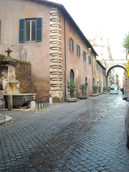 Via Giulia, po lewej fontana del Mascherone