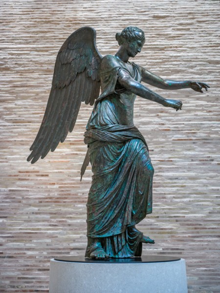 Posąg Wiktorii uskrzydlonej, Parco archeologico di Brescia romana, zdj. Wikipedia