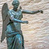 Posąg Wiktorii uskrzydlonej, Parco archeologico di Brescia romana, zdj. Wikipedia