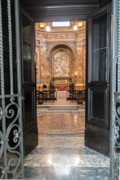 Wejście do kaplicy del Monte di Pietà w Palazzo del Monte di Pietà