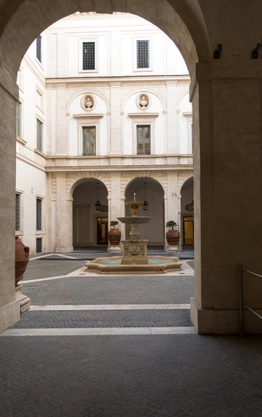 Wejście na dziedziniec Palazzo del Monte di Pietà, Piazza del Monte di Pietà