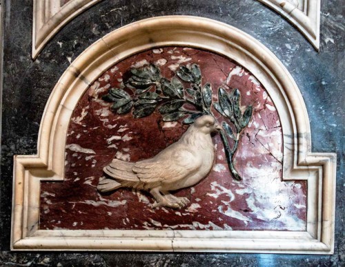 Wnętrze bazyliki San Pietro in Vaticano, powtarzający się motyw gołębicy z gałązką oliwną w dziobie - herb rodu Pamphilj