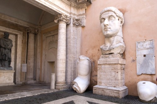 Głowa, ręka i fragment łokcia - resztki wielkiego posągu cesarza Konstantyna, Musei Capitolini - dziedziniec