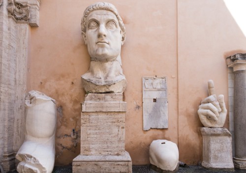 Głowa, ręka i fragment łokcia - resztki wielkiego posągu cesarza , Musei Capitolini - dziedziniec