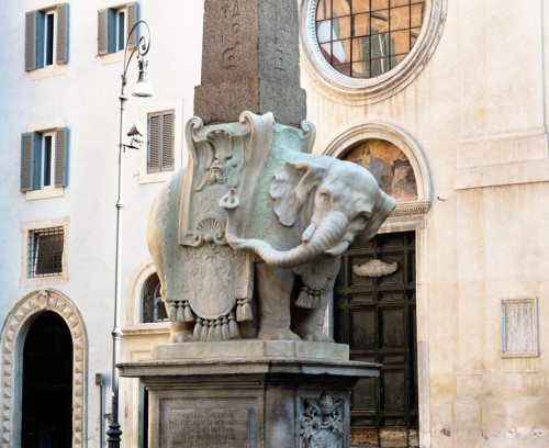 Ercole Ferrata, obelisk Minerveo na tle fasady bazyliki Santa Maria sopra Minerva