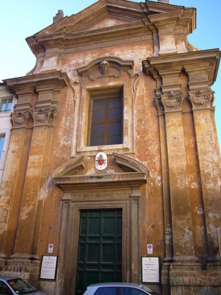 Fasada kościółka Santa Caterina della Rota (przed odnowieniem fasady), via San Girolamo della Carità