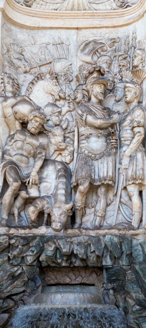 Fontana dell'Acqua Felice, one of the niches with a scene depicting Gideon with soldiers