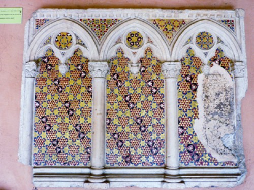 Dekoracje w stylu cosmatesco, lapidarium w krużgankach bazyliki San Giovanni in Laterano, fragment dawnego ołtarza św. Marii Magdaleny