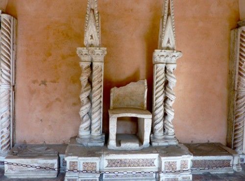 Sedes stercoraria — tron papieski używany podczas ceremonii intronizacji, krużganki bazyliki San Giovanni in Laterano