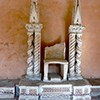 Sedes stercoraria — tron papieski używany podczas ceremonii intronizacji, krużganki bazyliki San Giovanni in Laterano