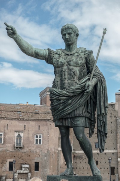 Posąg cesarza Oktawiana Augusta na Forum Augusta, kopia według oryginału znajdujacego się w Muzeach Watykańskich