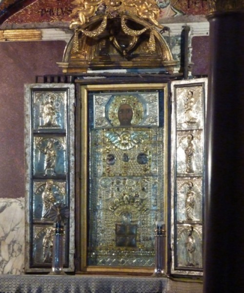 Kaplica Sancta Sanctorum, ołtarz z podobizną Chrystusa - zasłonięty srebrną sukienką i wytłoczonymi na niej podobiznami świętych.
