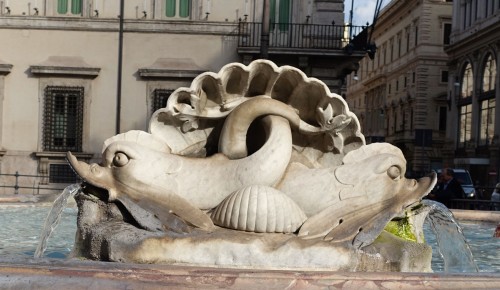 Fontana di Piazza Colonna, delfiny z 1830 r.