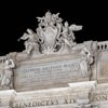 Fontana di Trevi, inskrypcja upamiętniająca powstanie monumentu i herb papieża Klemensa XII