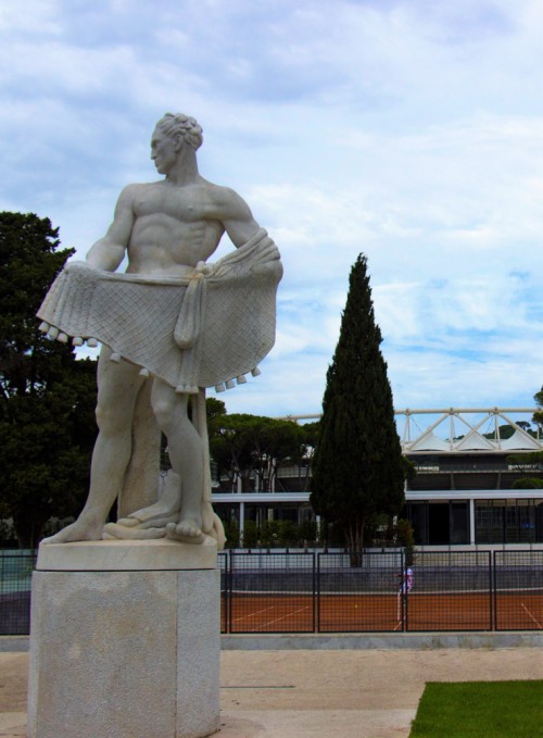 Foro Italico, posąg - dekoracja kortu tenisowego