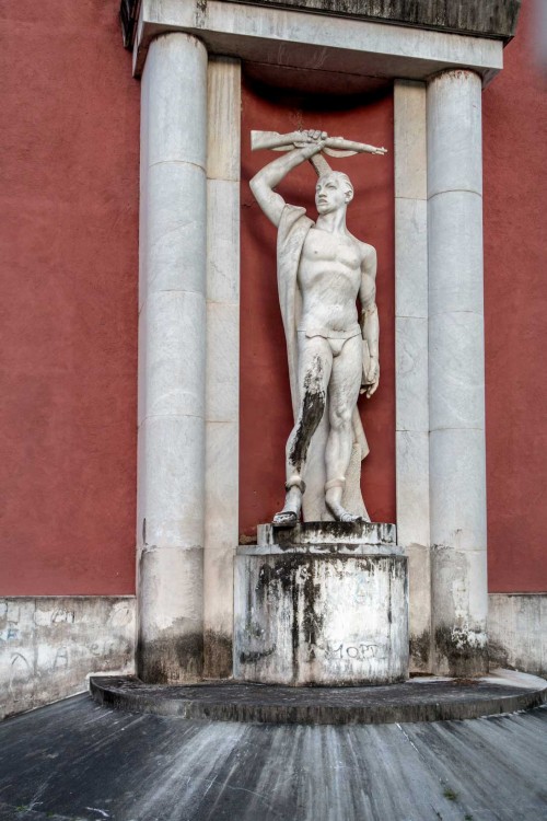 Foro Italico, rzeźba dekorująca tylną część pływalni