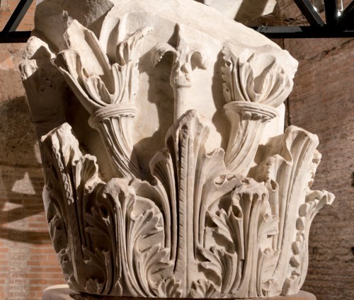 Kapitel z kolumny należącej do świątyni Marsa Mściciela na Forum Augusta, Museo dei Fori Imperiali.